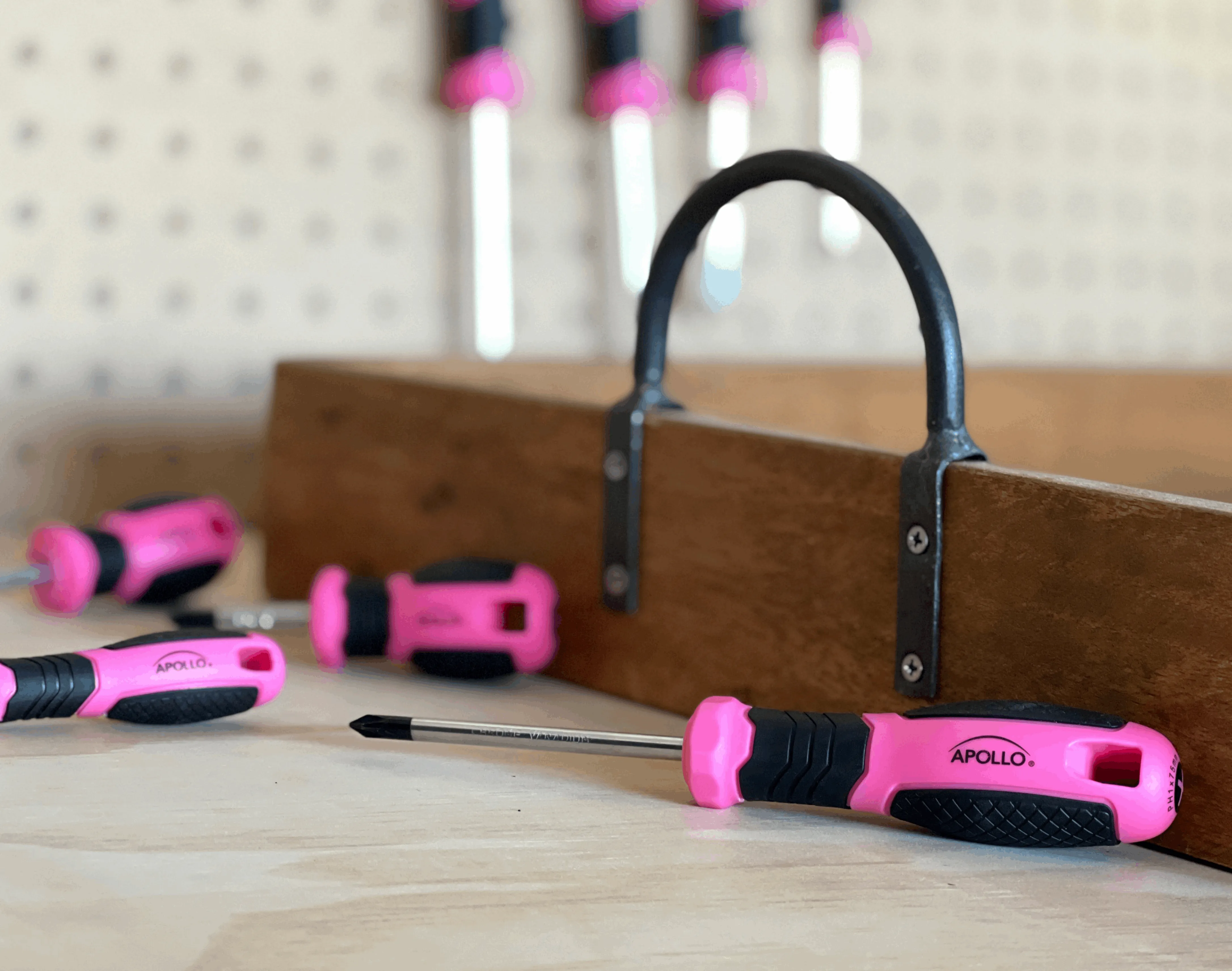 Apollo Tools’ 8 Pink Essential Screwdriver Set DT5018P